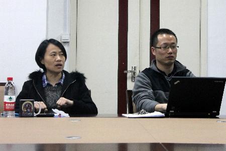 图为陈赟老师和姚泽麟老师正在与同学们交流思想,并提出改进意见